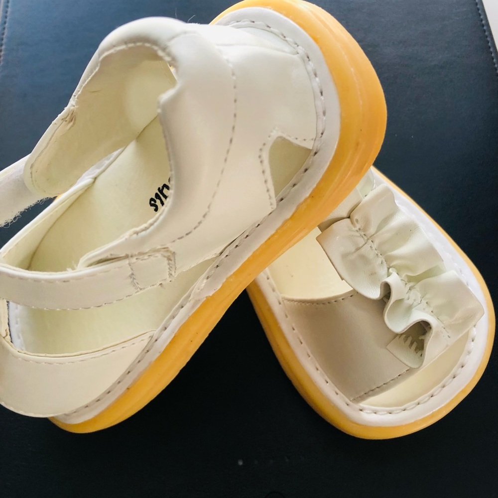Little Rascals size 7 Toddler white Velcro strap sandal w/ ruffle, Barely worn!